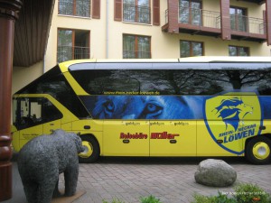 Löwen Bus vor dem Hotel